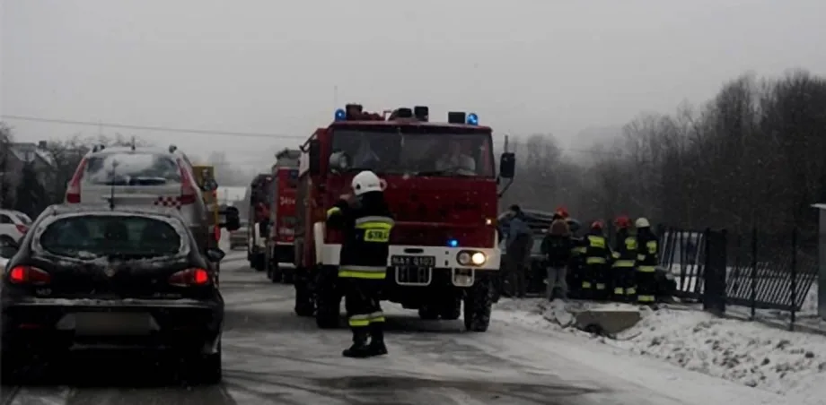 Korzenna- samochód osobowy wypadł z drogi