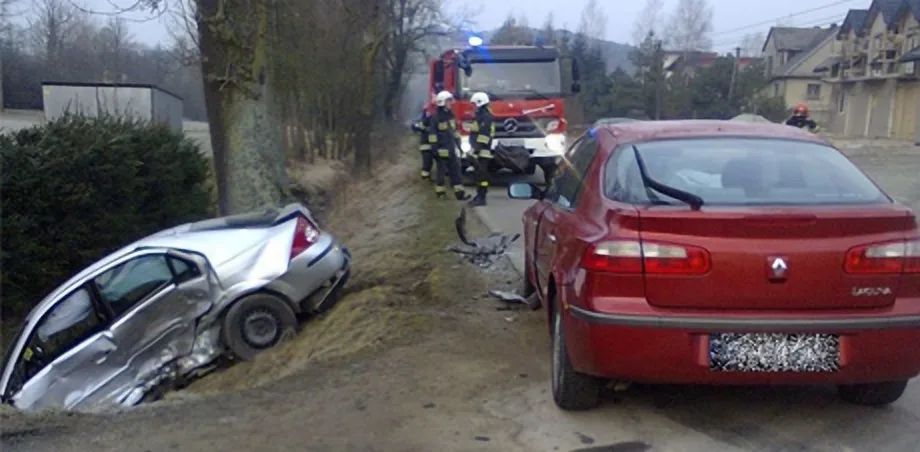 Łęka – zderzenie dwóch samochodów osobowych.