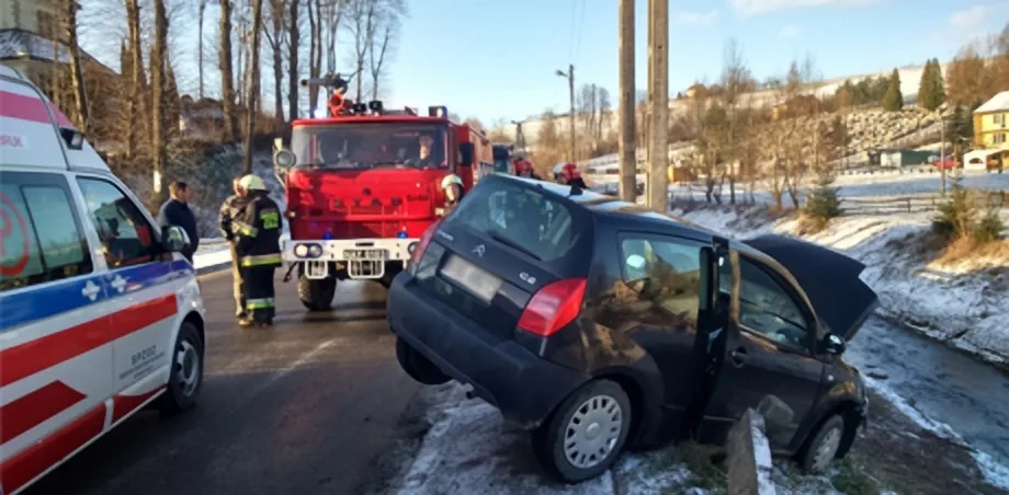 Korzenna- samochód osobowy wypadł z drogi.