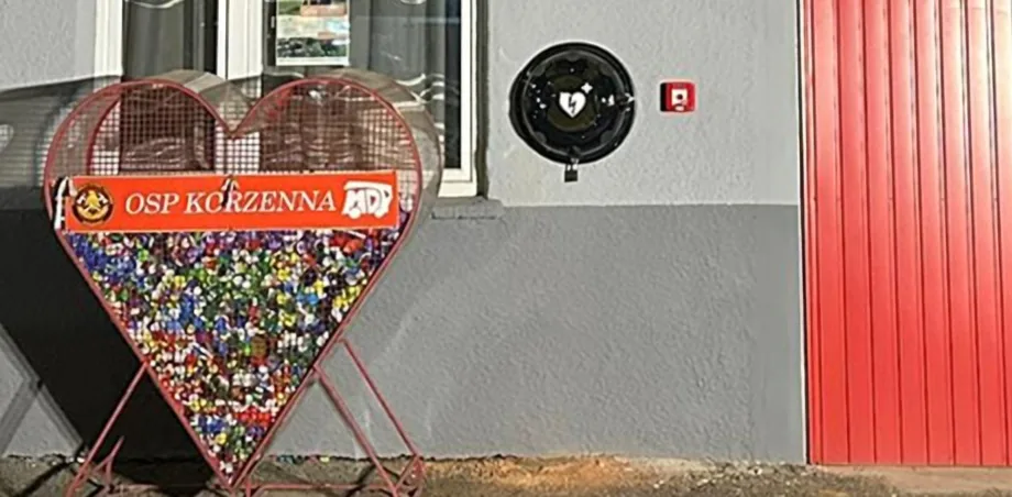 Zewnętrzny defibrylator AED na ścianie naszego budynku