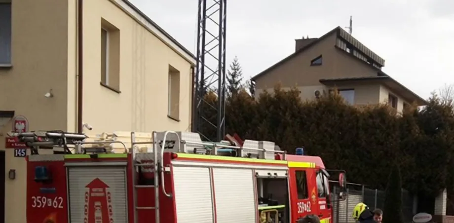 Korzenna - uszkodzony właz dachowy na posterunku Policji