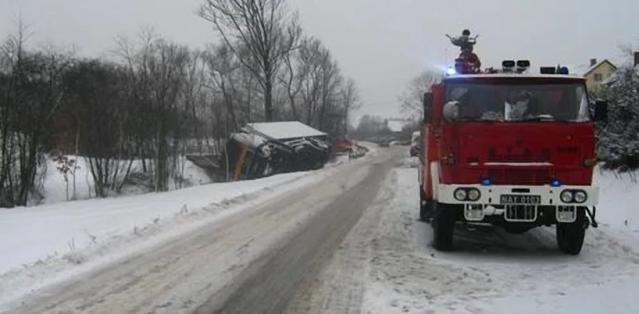 Trzy kolizje drogowe w śnieżny poranek