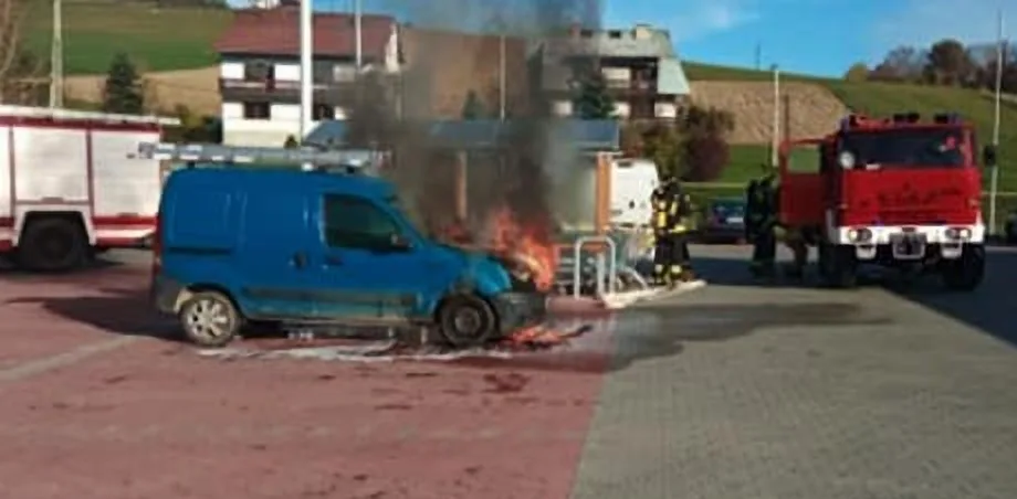 Korzenna - pożar samochodu na parkingu