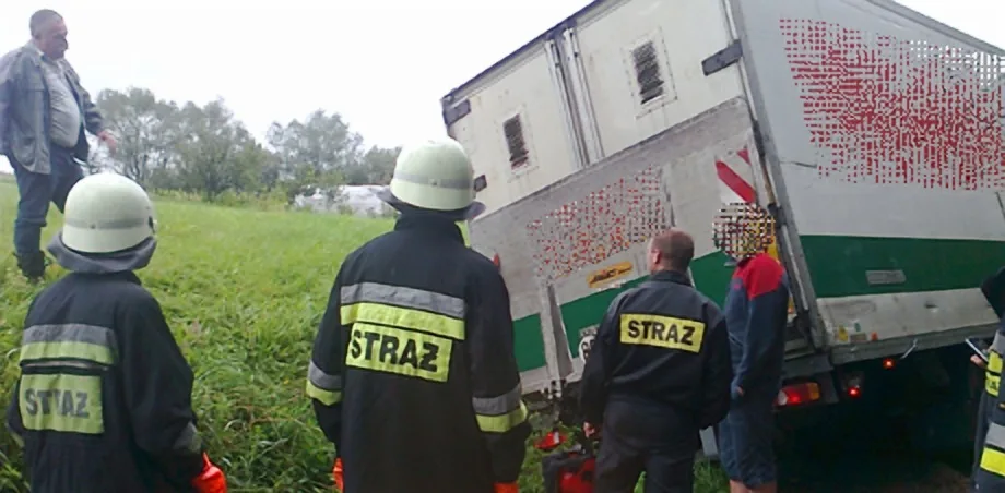 Łęka- samochód ciężarowy zsunął się do rowu!!!