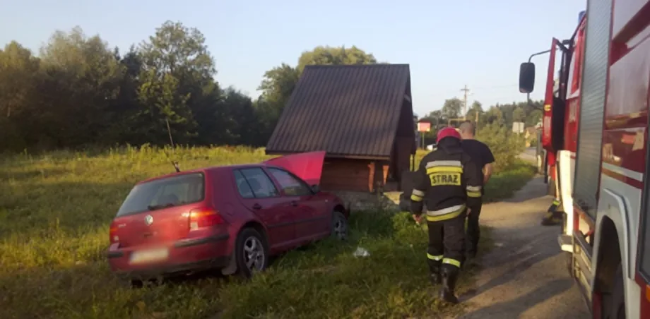 Łęka - samochód osobowy uderzył w przystanek
