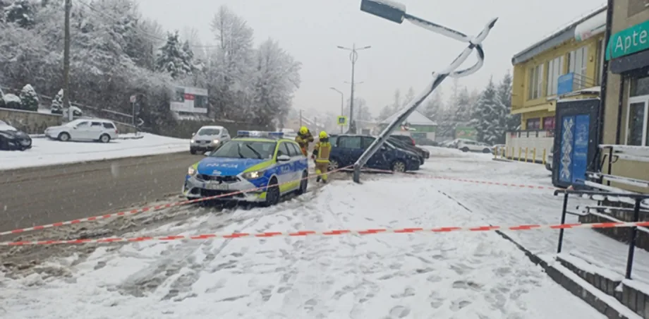 Korzenna - pochylony słup nad parkingiem