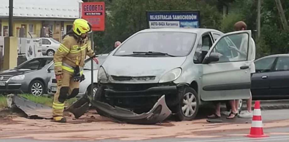 Korzenna - samochód uderzył w bariery mostu