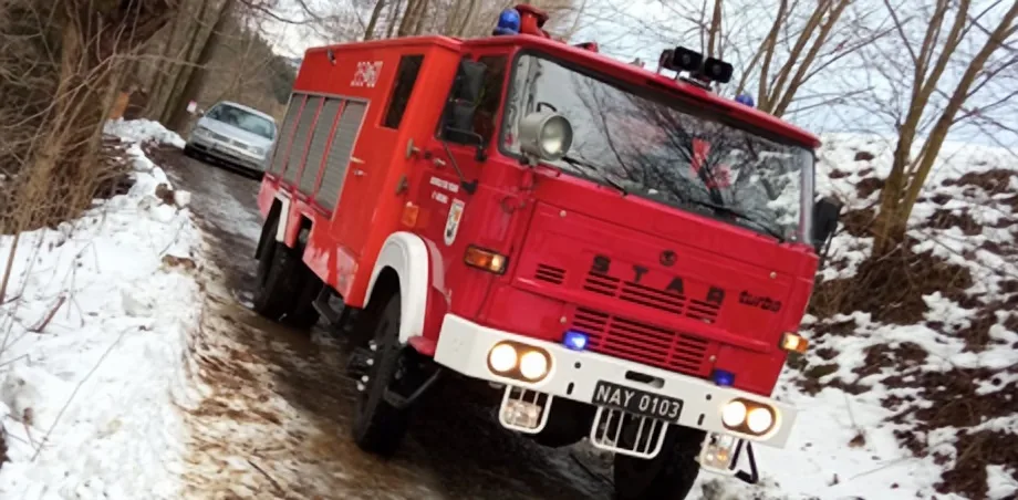 Korzenna - powalone drzewo na drodze