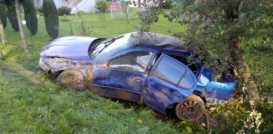 Trzycierz - samochód osobowy wypadł z drogi