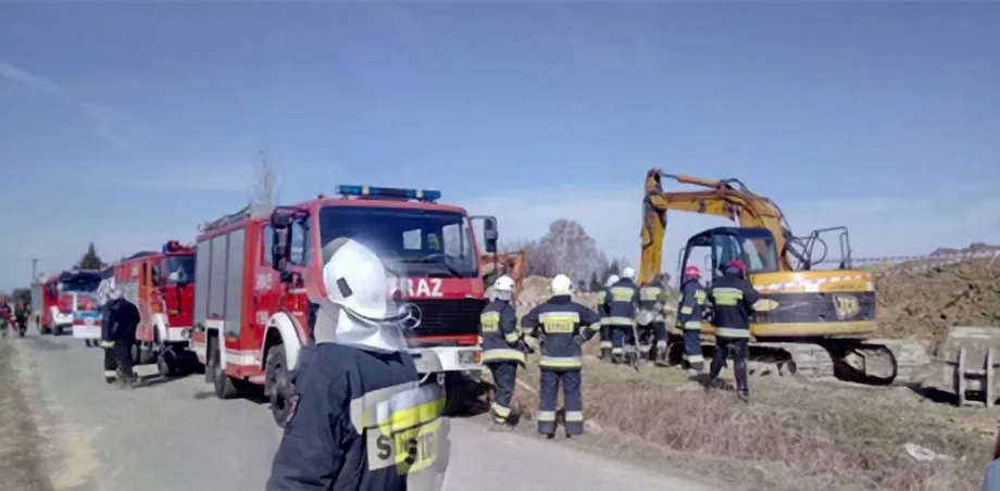 Korzenna- mężczyzna przysypany ziemią